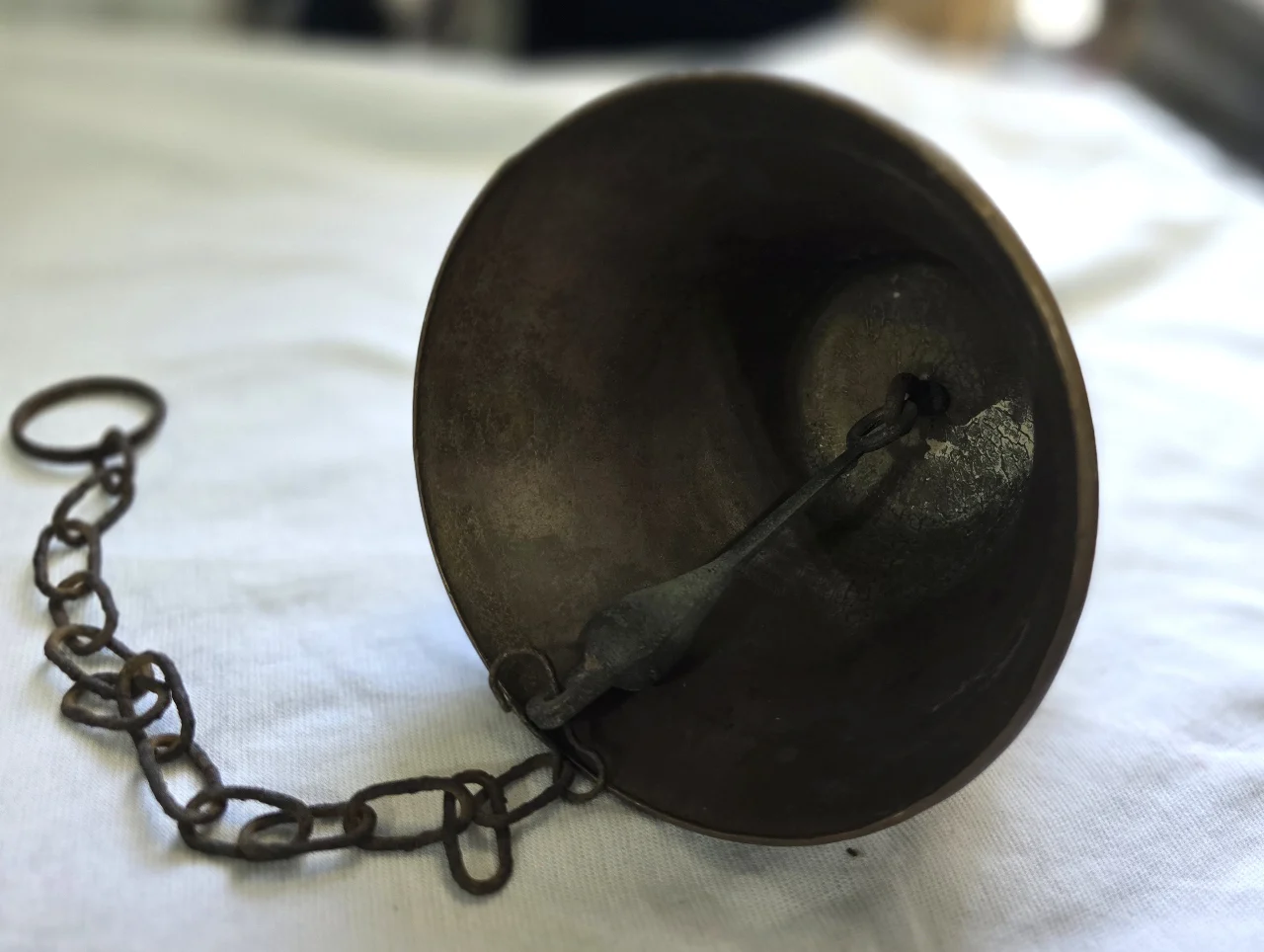 פעמון ישן לדלת בחוץ ממתכת יצוקה גובה 12 ס'מ