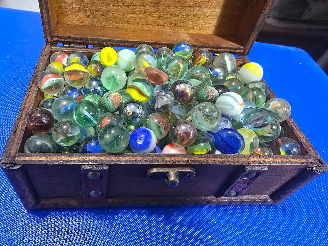 קופסת עץ מהודרת שלוב מתכת מלאה בהמון גולות גדלים וצבעים שונים