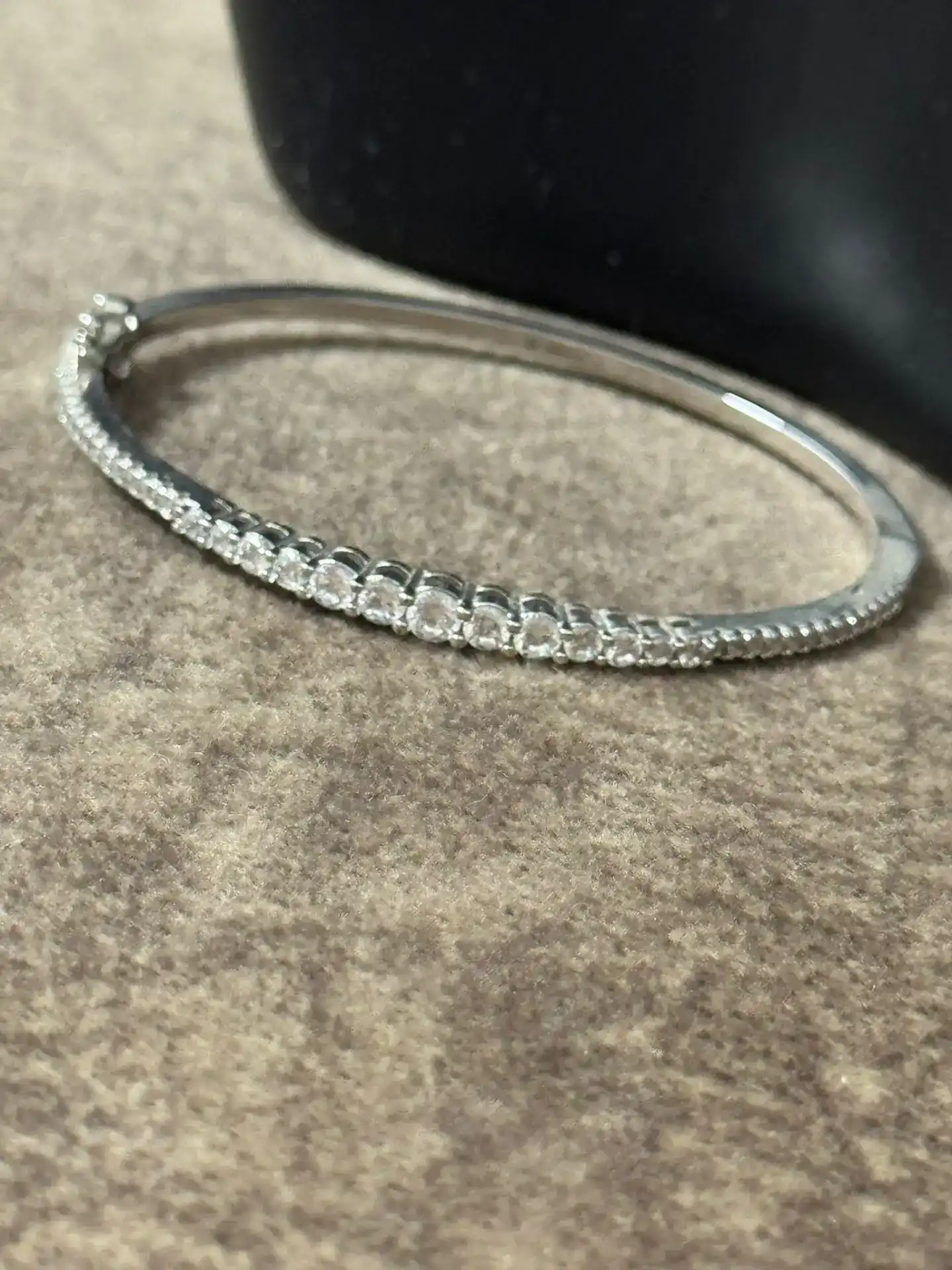 צמיד טניס קשיח