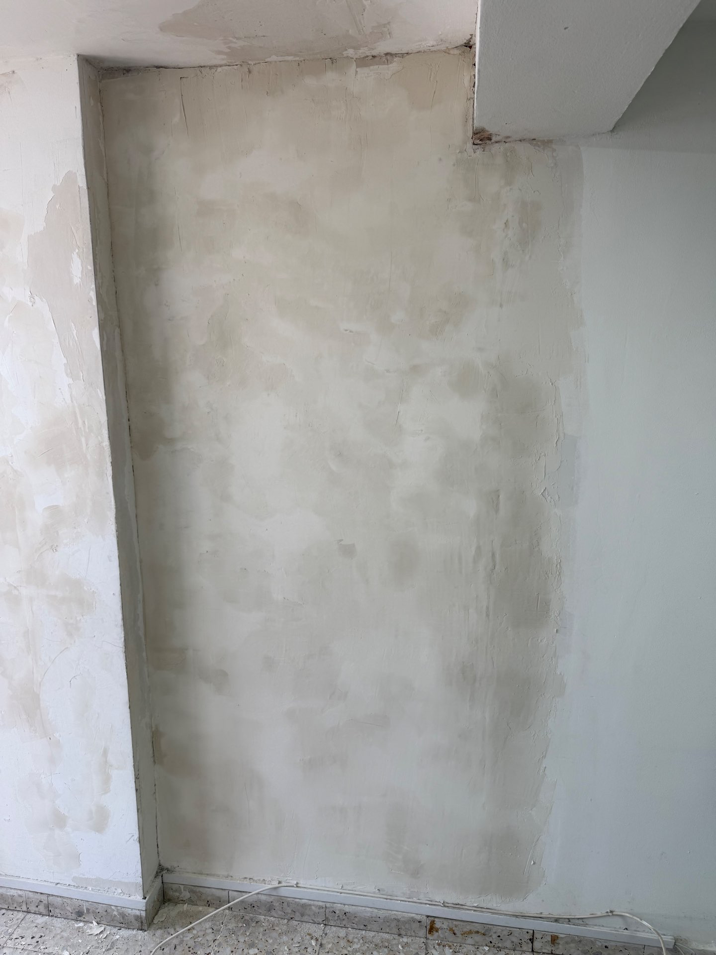  חידוש קיר אחרי תיקונים והחלקת שפכטל 