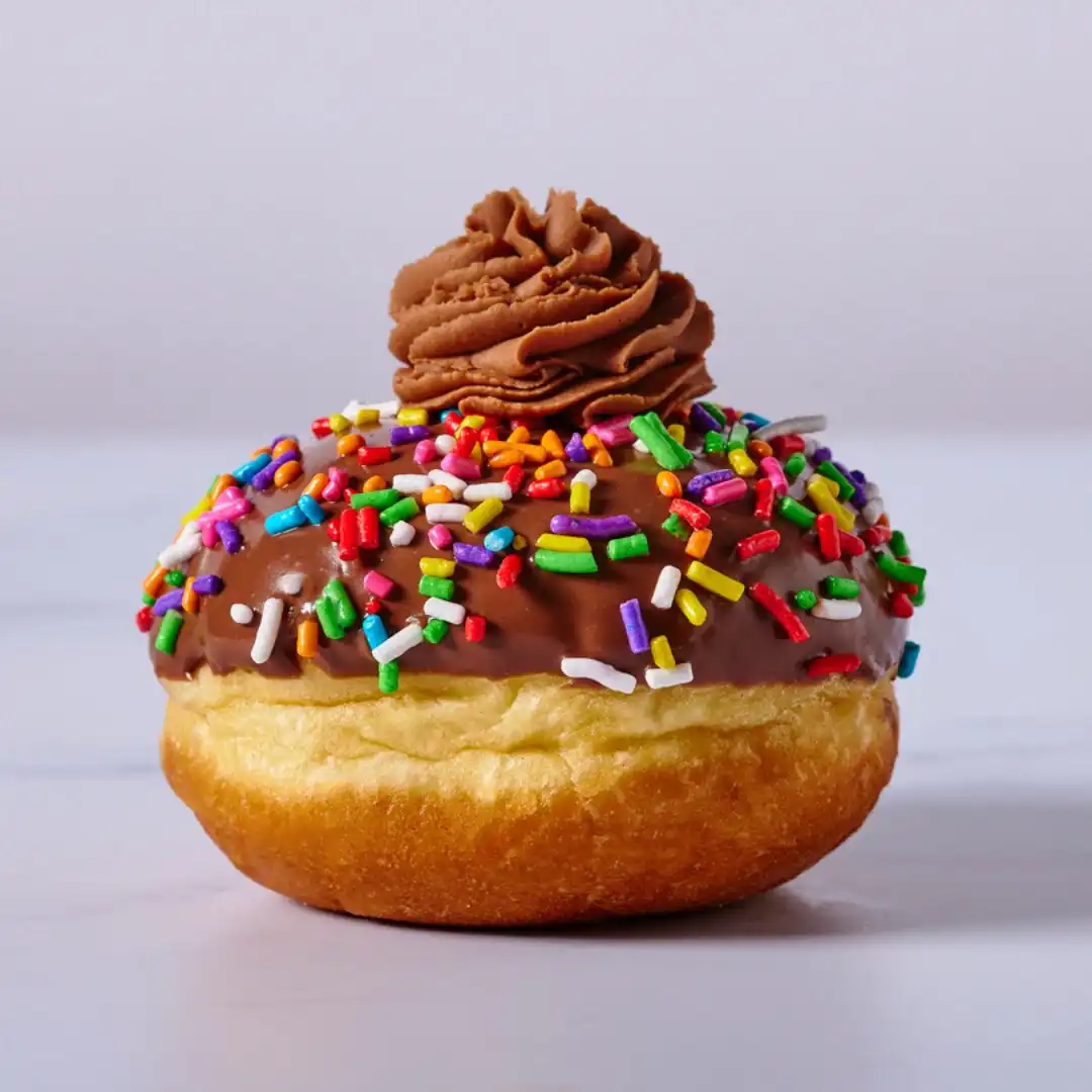 סופגניה שוקולד וסוכריות צבעוניות