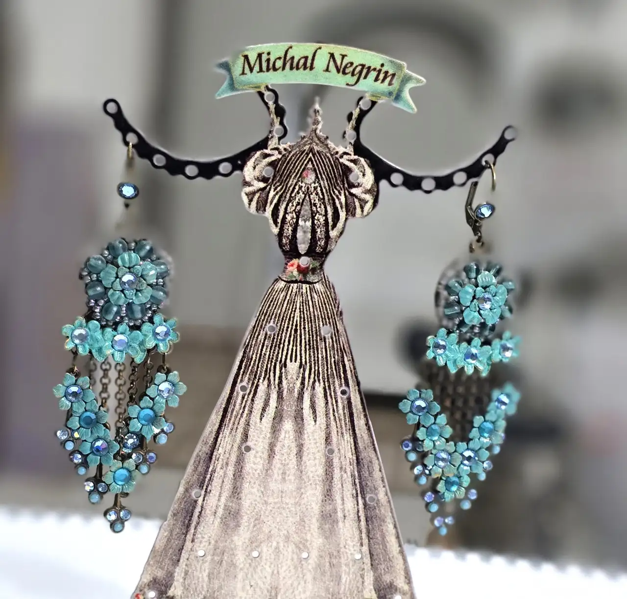 עגילים תלוים של מיכל נגרין תורכיז ואבני סברובסקי ומעוטרת בפרחים