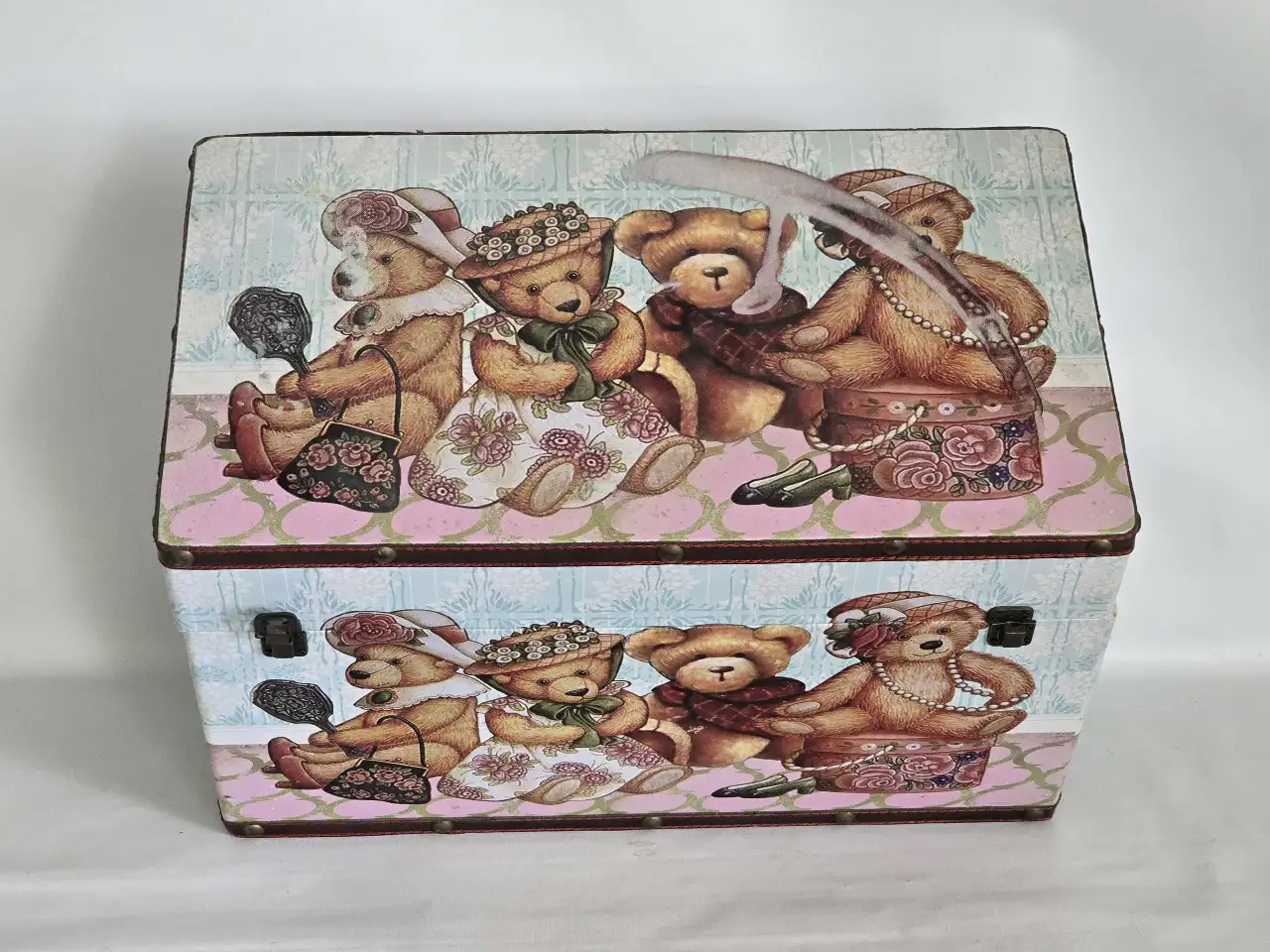 ארגז עץ לחדר ילדים או חדר משחקים מעוטר דמויות של דובים מידות אורך 52ס'מ רוחב 30ס'מ עומק 30 ס'מ