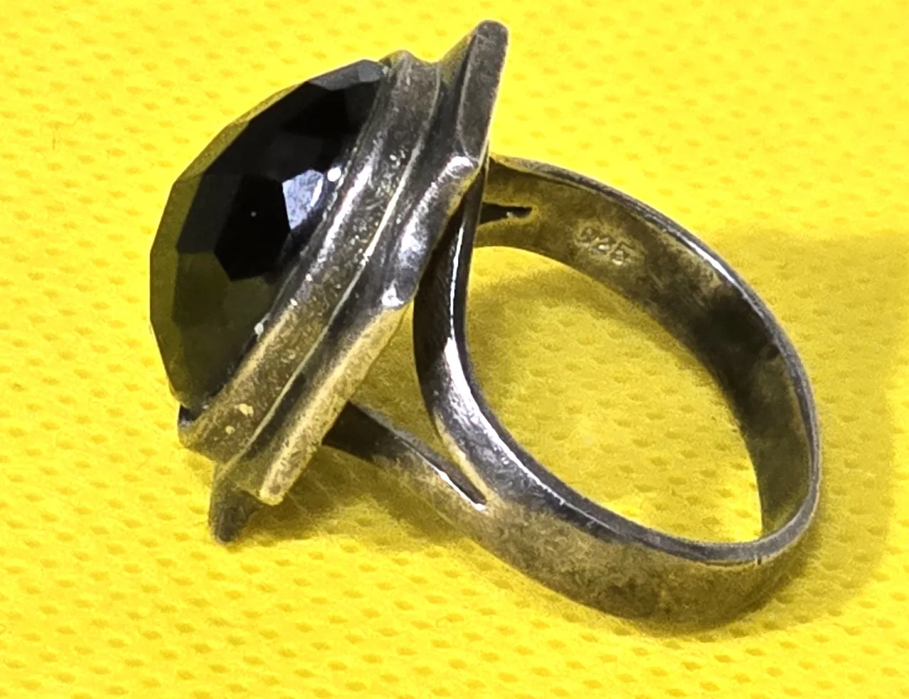 טבעת כסף 925 ואבן אוניקס שחורה במרכזה משקל 10 גרם קוטר 2 ס"מ מידה 8