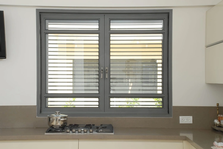 חלונות / ויטרינות / דלתות  בהתאמה אישית