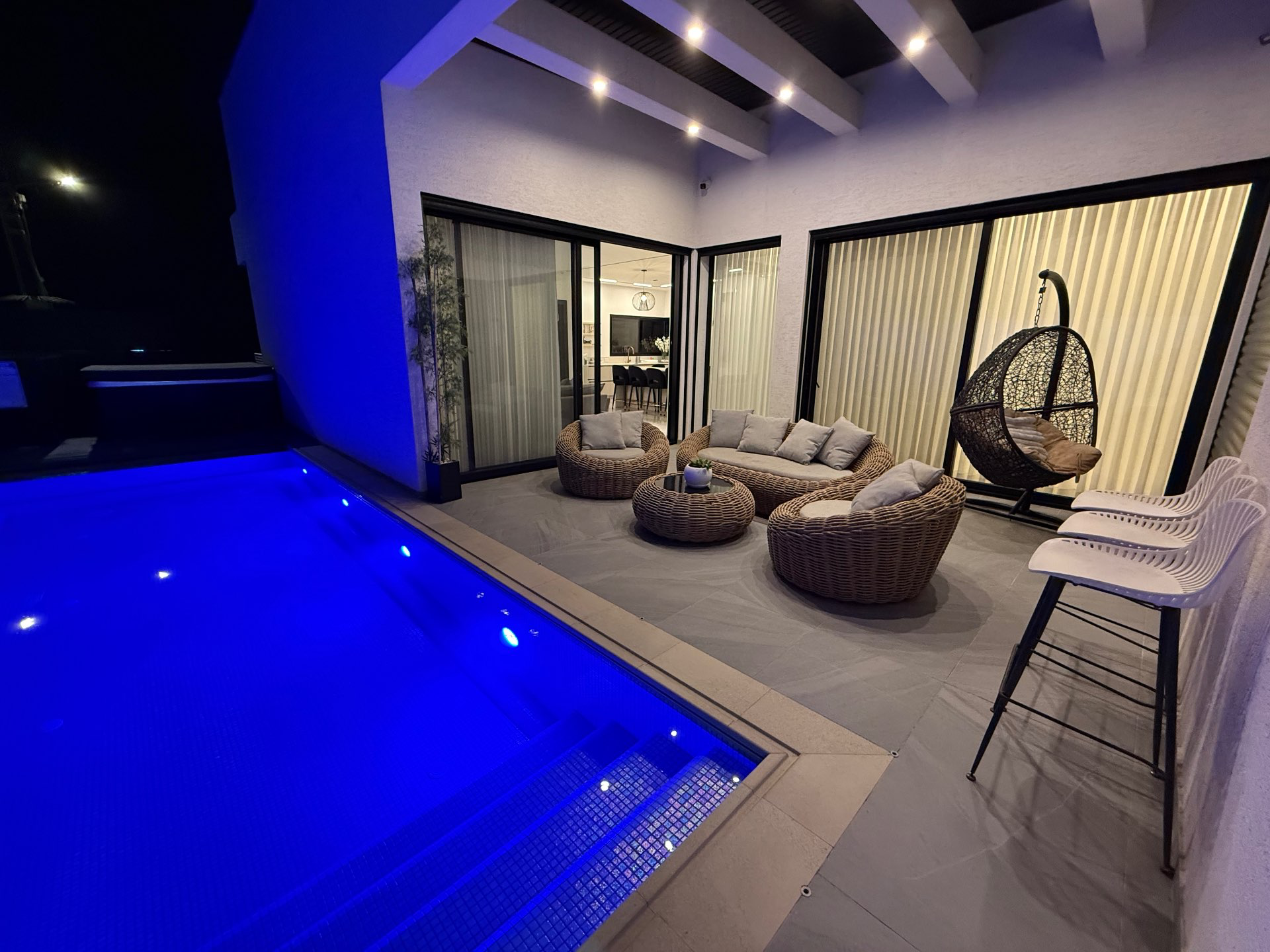 בריכה מחוממת ומקורה