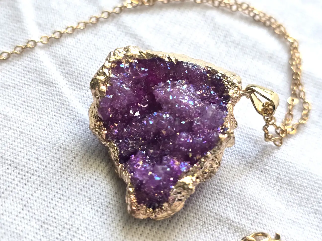 תליון משובץ באבן אמטיסט טבעי מסרת בציפוי זהב 14 K ושרשרת מוזהבת