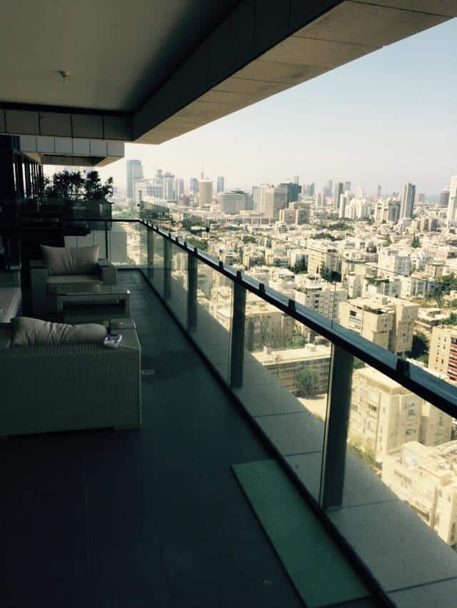 מעקות זכוכית למדרגות ולמרפסת