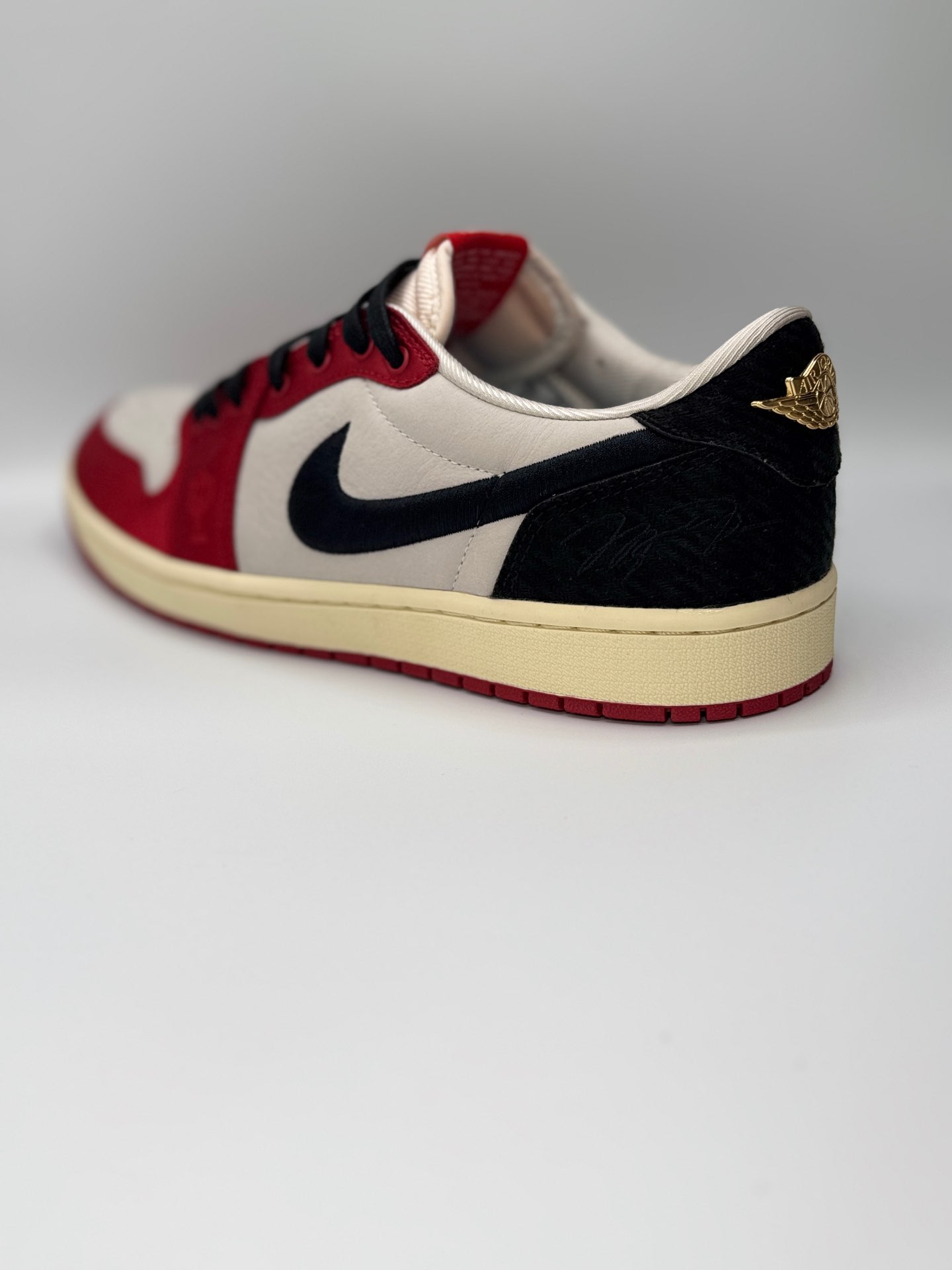 “Jordan 1 Retro Low OG “Trophy Room Away