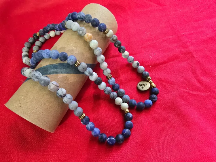 שרשרת ארוכה המורכבת מ.108 חרוזים מאבני חן טבעיות שרשרת זו משמשת למדיטציה תרגוליוגה או כשרשרת תפילה בודהיסטית