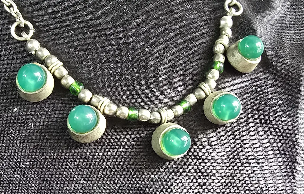 שרשרת חוליות כסופה (כסף טיבטי) ובמרכזה ישנם 5 תליונים עגולים בגווני כסף וירוק שהאבנים בתוכם קבושון ג'ייד סגנון וינט'ג מתאים לאספנים נוסטלגים