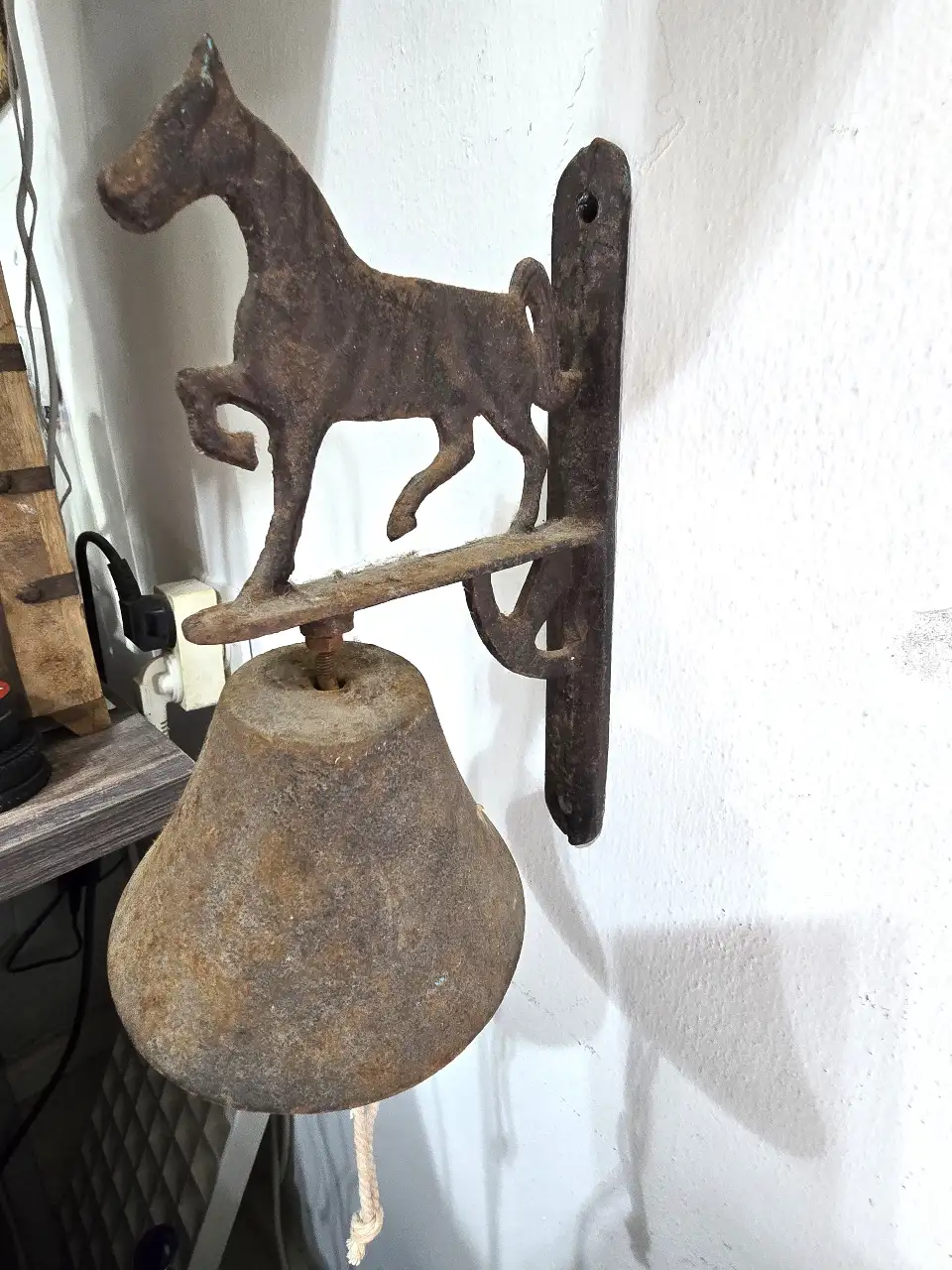 פעמון ישן לכניסה לחצר\לבית הכל עשוי מברזל יצוק