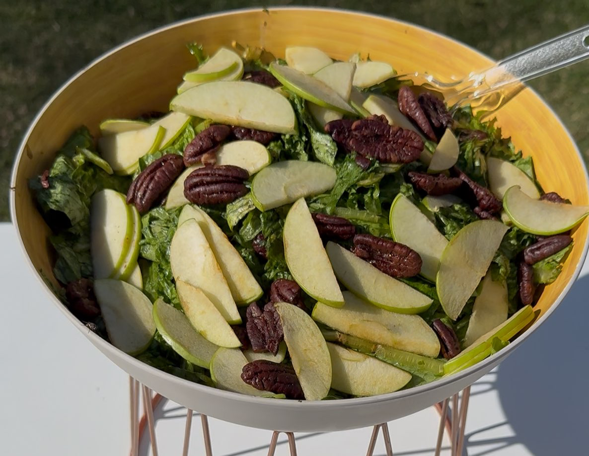 סלט חסה עם תפוח ירוק, גבינה ואגוזים בויניגרט