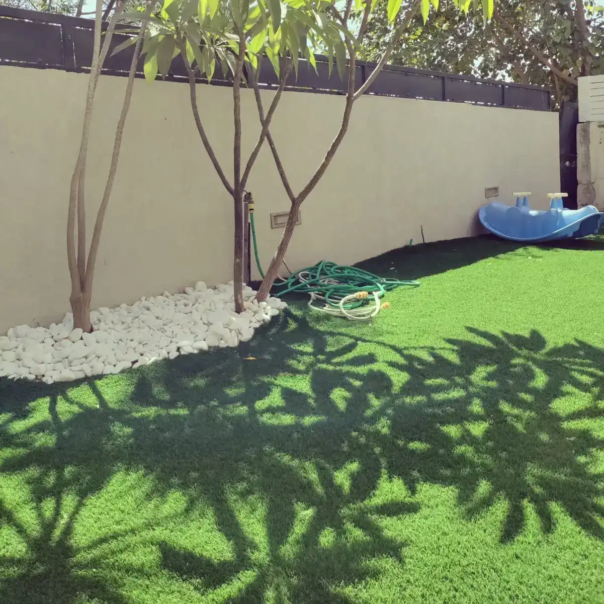  התקנת דשא סינטטי