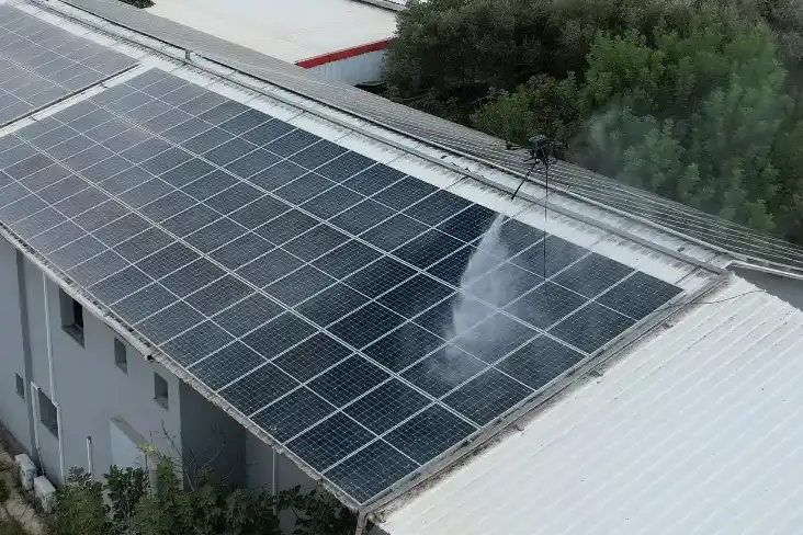ניקוי פאנלים סולאריים באמצעות רחפן – יעילות ובטיחות | CleaX