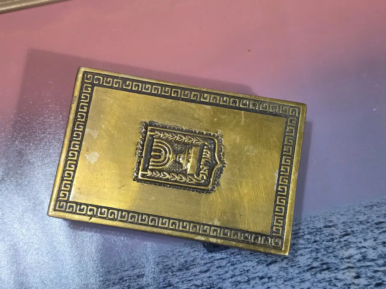 קופסה ישראלית משנות ה50 עשויה פח עם מכסה עשוי פליז מעטור בתבליט סמל מדינת ישראל 11x7.5x2.5 ס"מ. מדבקת מס מותרות על המכסה