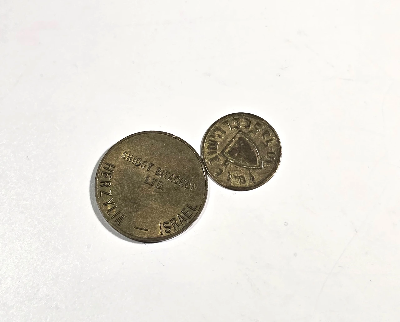 לוט של 2 מטבעות 1_אסימון מתכת שיוצר בישראל לשם הפעלת מכונת צילום 2_אמצעי תשלום כופר הישוב