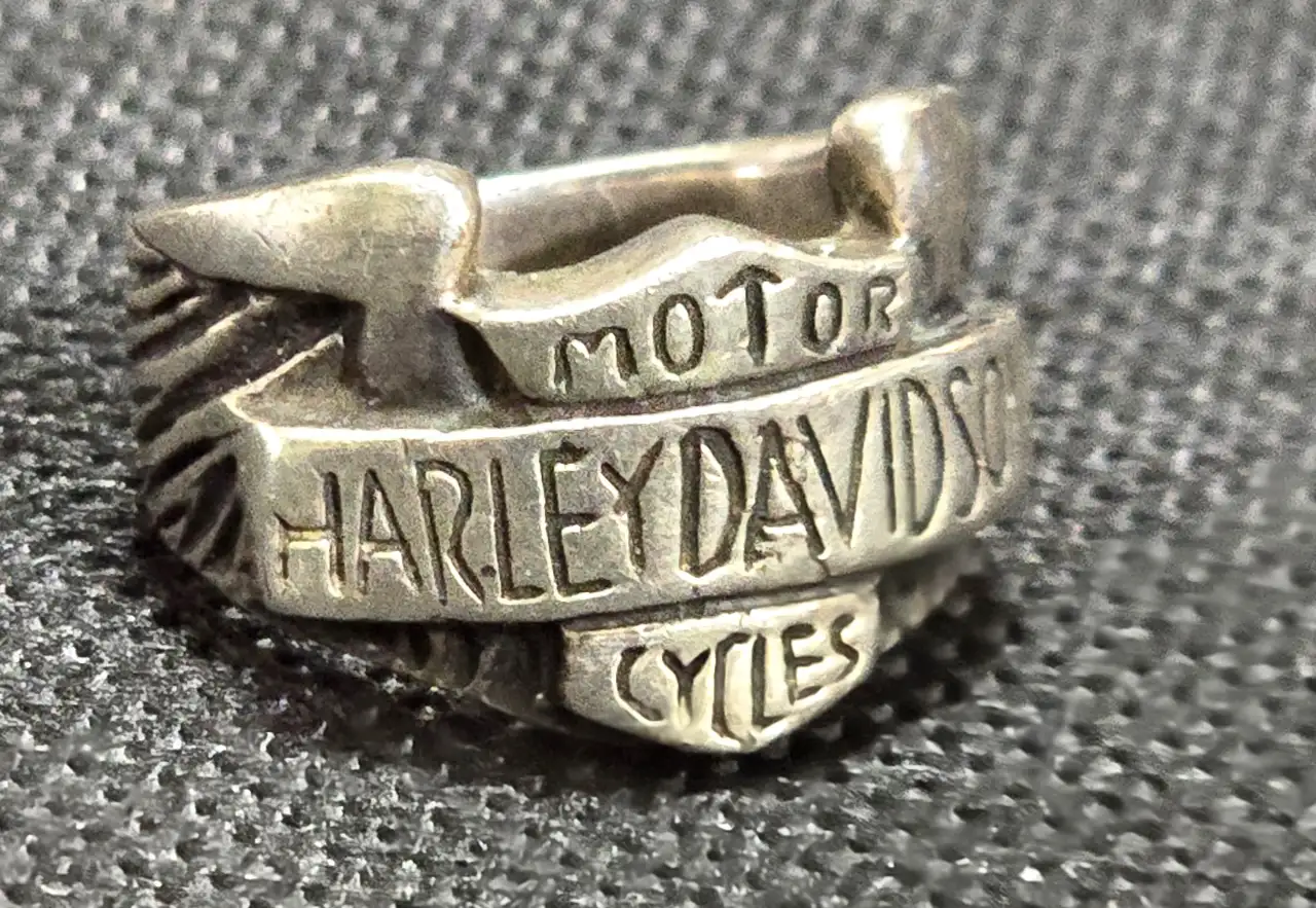 טבעת כסף וינטג' איכותית ויפה. עם הכיתוב הרלי דיווידסון מידה: 6 משקל: 10.16 גרם