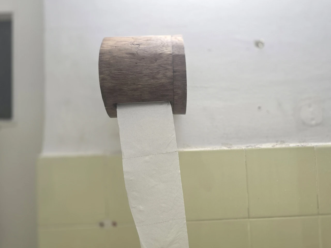 מתקן לנייר טואלט מעץ מלא מלא מידות רוחב 14 ס'מ ......קוטר 15 ס'מ