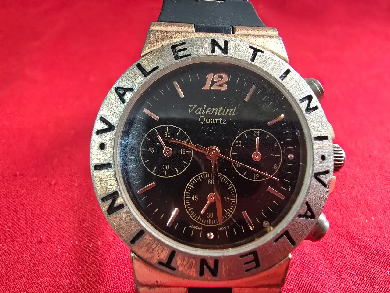 Valentin שעון יד מקור ולנטין דגם כרונוגרף, עובד מצוין, מחוג שניות Valentin - שעון יד מקורי - ולנטין דגם כרונוגרף, מחוג שניות, רצועת סיליקון עם חוליות מתכת מקורית  מצב עבודה תקין ועובד מצוין.