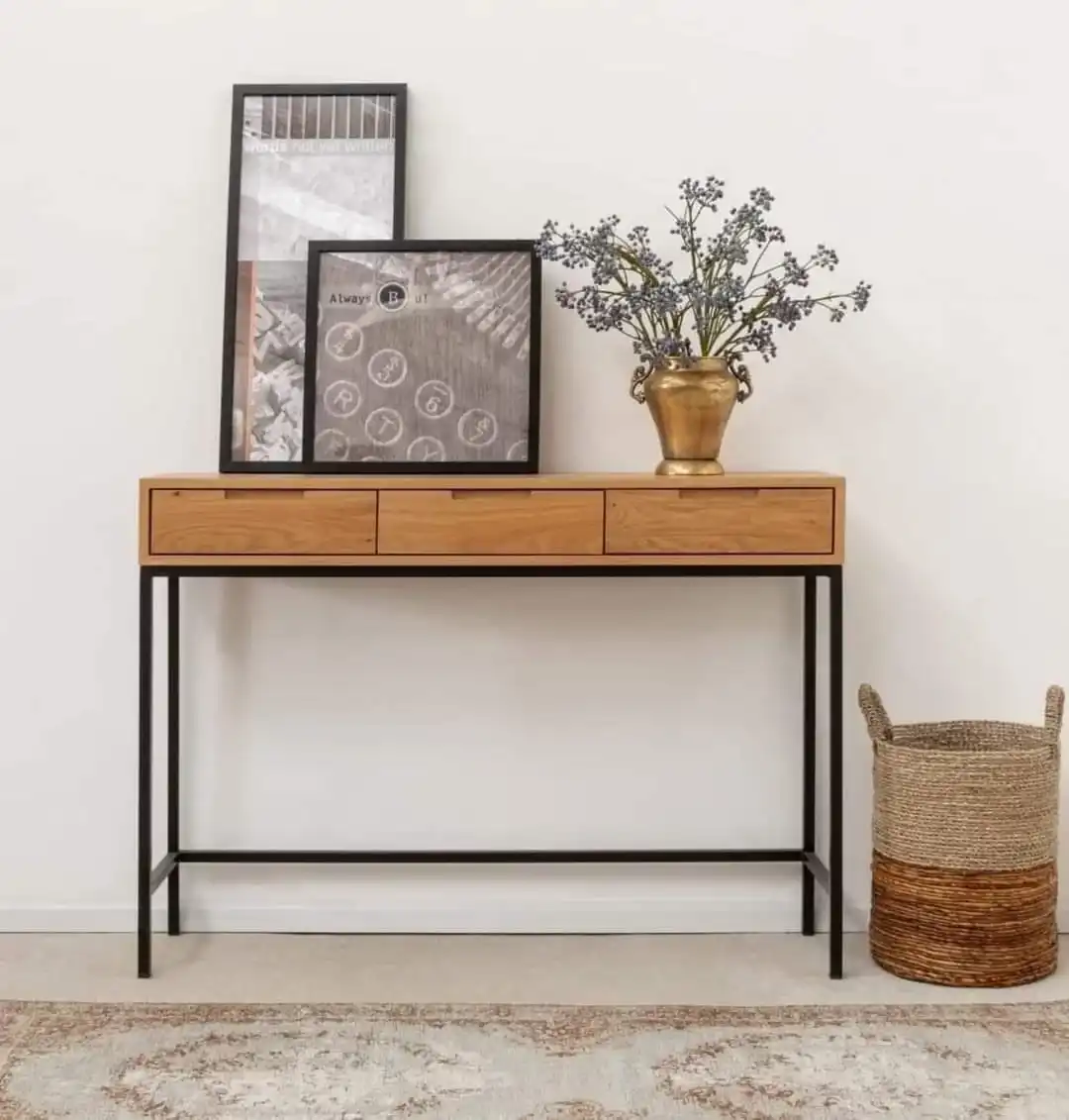 שידת עץ עם רגליים שחורות