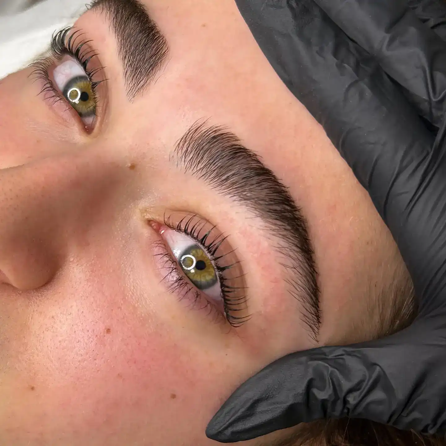 עיצוב ושיקום גבות טבעיות