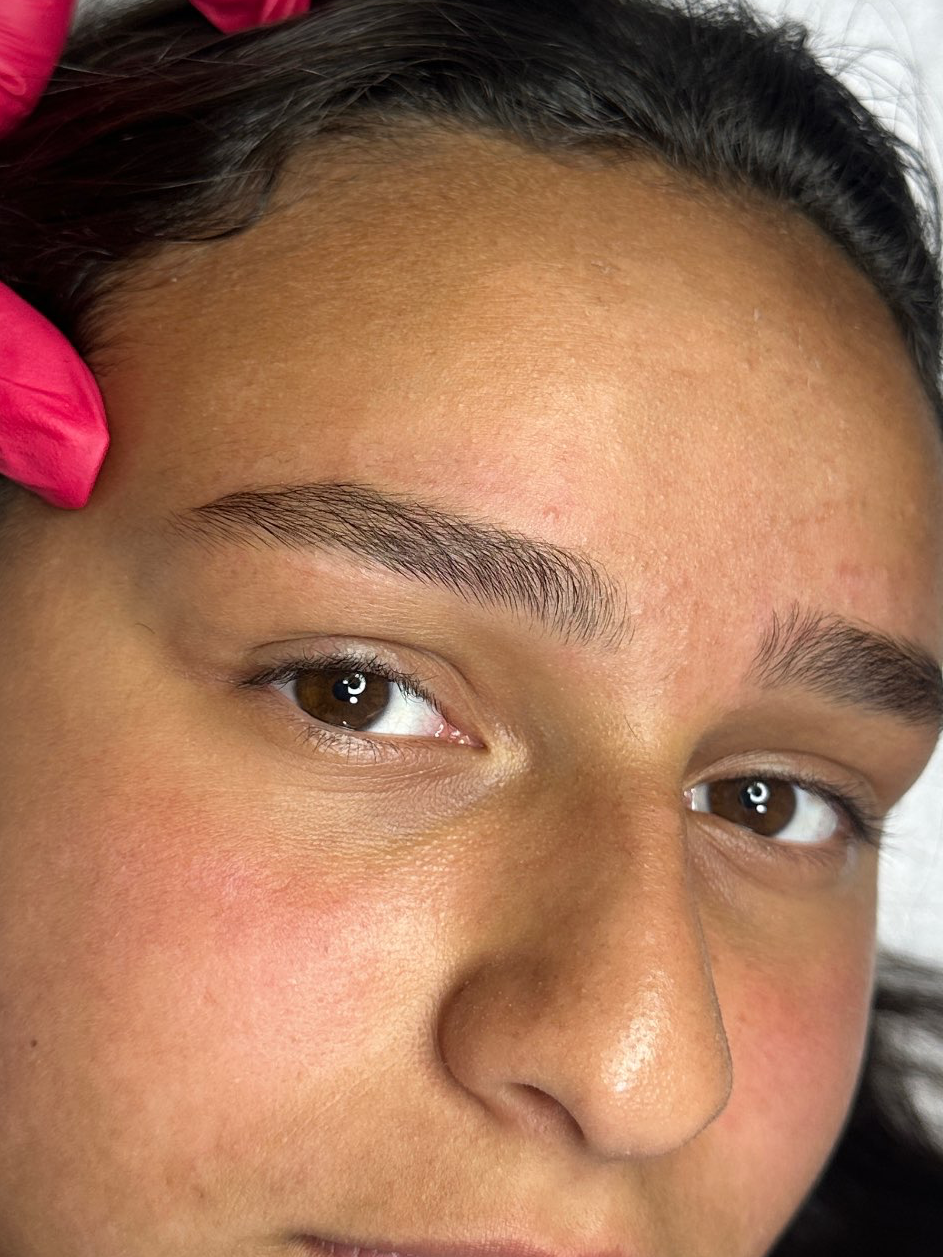 עיצוב גבות טבעיות