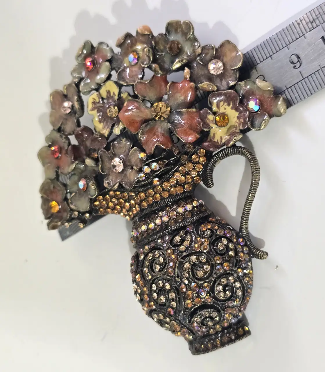 סיכה גדולה מאוד פליז או ברונזה בסגנון עתיק, גדושת פרחים, בצבעים רבים ומגוונים.