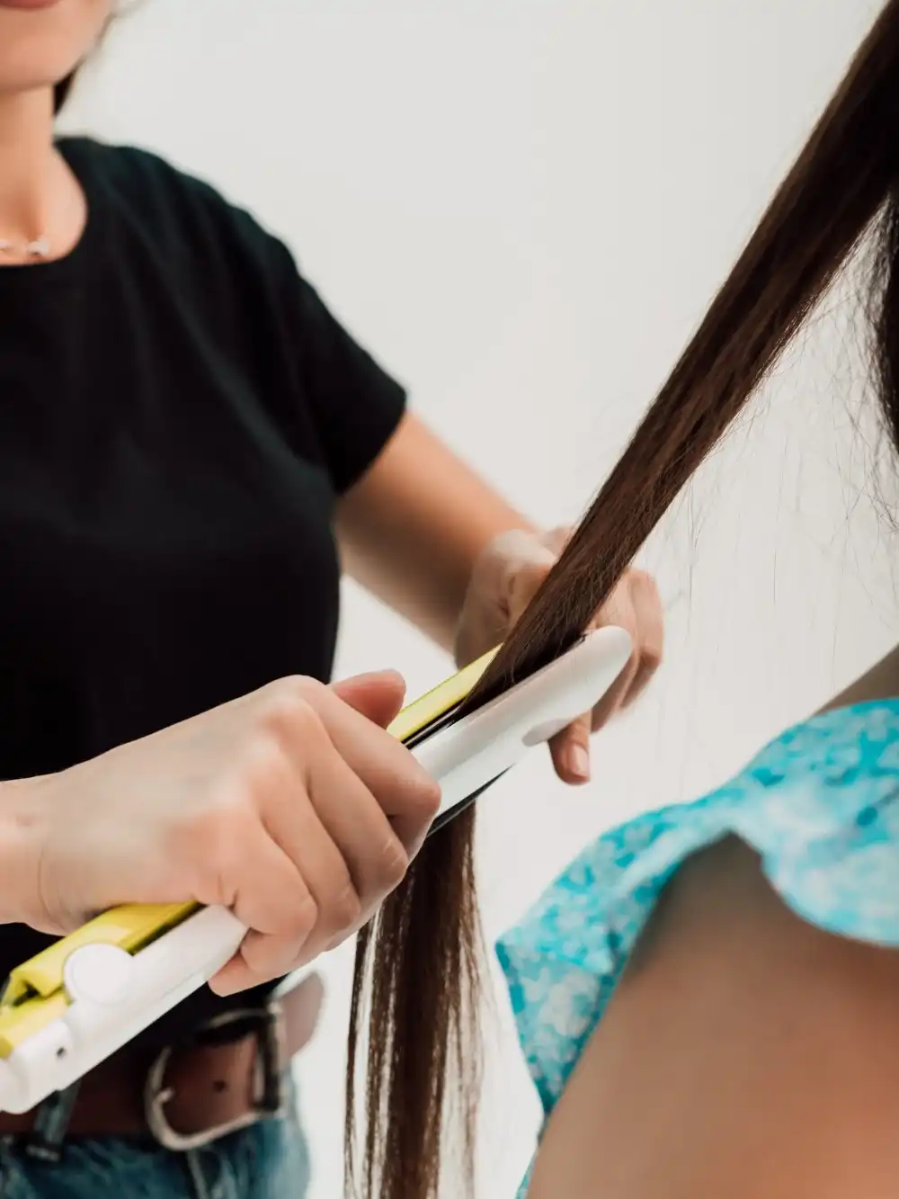 יתרונות החלקת שיער עד בית הלקוחה – נוחות ללא פשרות