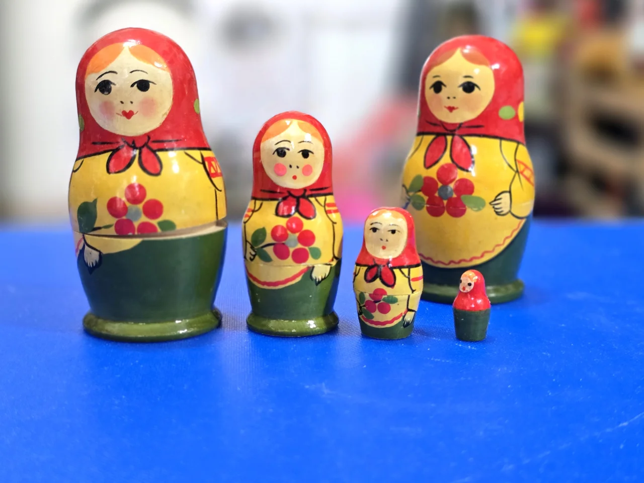 צמד בובות בבושקה כל אחת בעלת 4 בובות 