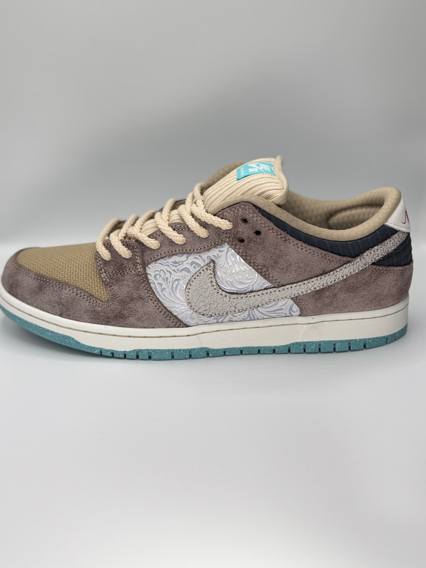״Nike SB Dunk Low “Big Money Savings