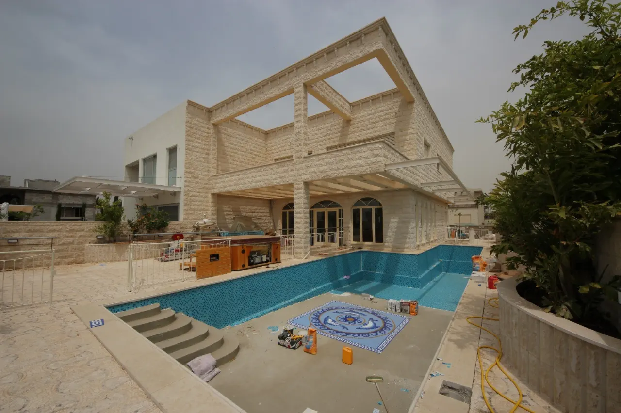 תכנון וילה בסביון הכולל בריכה ומעלית שקופה בבית