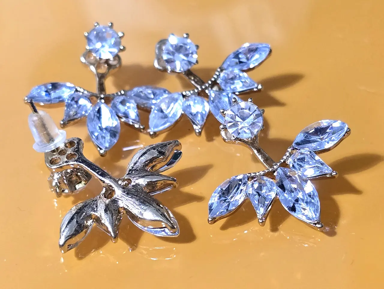 שתיי זוגות עגילים יפים אופנתיים