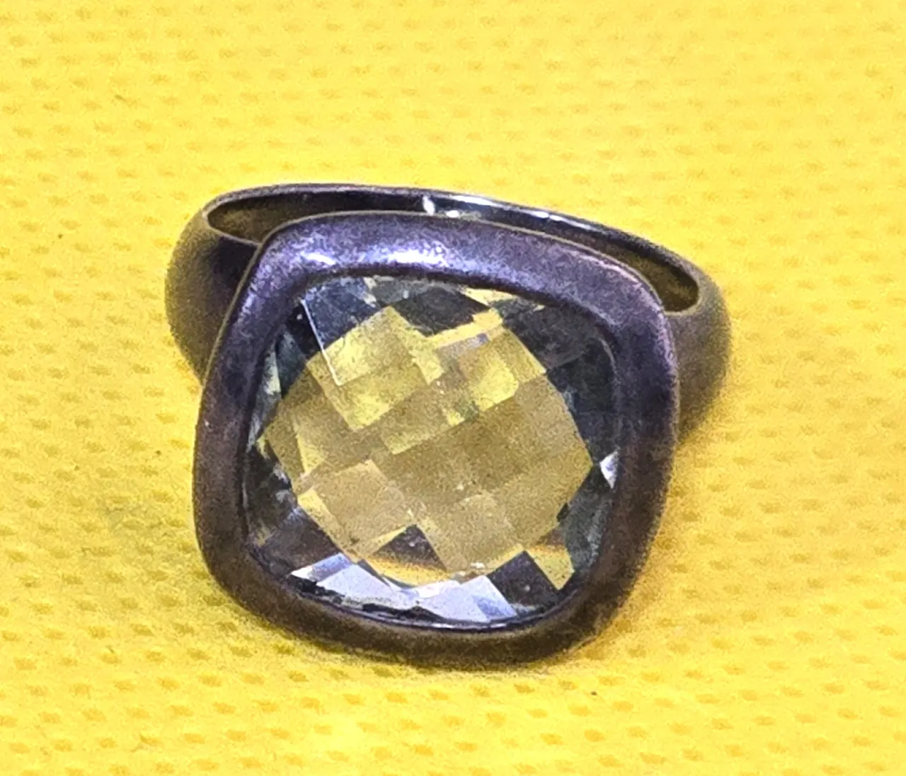 טבעת כסף משובצת אבן ירוקה. חתומה. מידת הטבעת: 6. משקל: 5.92 גרם.