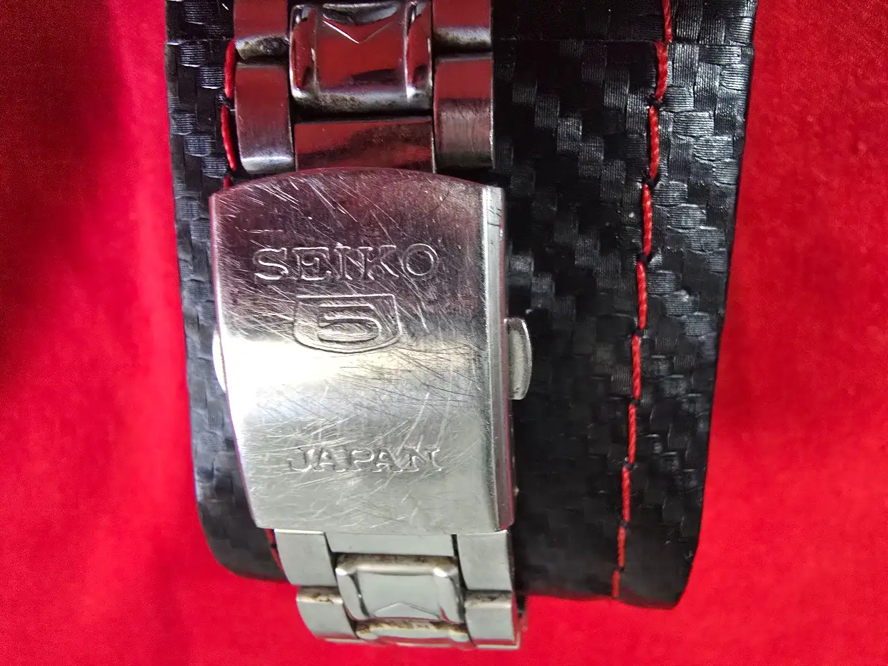 שעון "קסיו" BESIDE יש תאריכון בשעה שש. מתחת לשעה 12 רואים את חודשי השנה באנגלית. מנגנון קוורץ יפני. הוכנסה סוללה חדשה. במצב עבודה. יש רצועת פלדת אל-חלד. (לצלילה לעומק 50 מטר). קוטר קופסה ללא הכתר: 37 מ"מ. הלוח בצבע שמנת. אלגנטי ביותר.