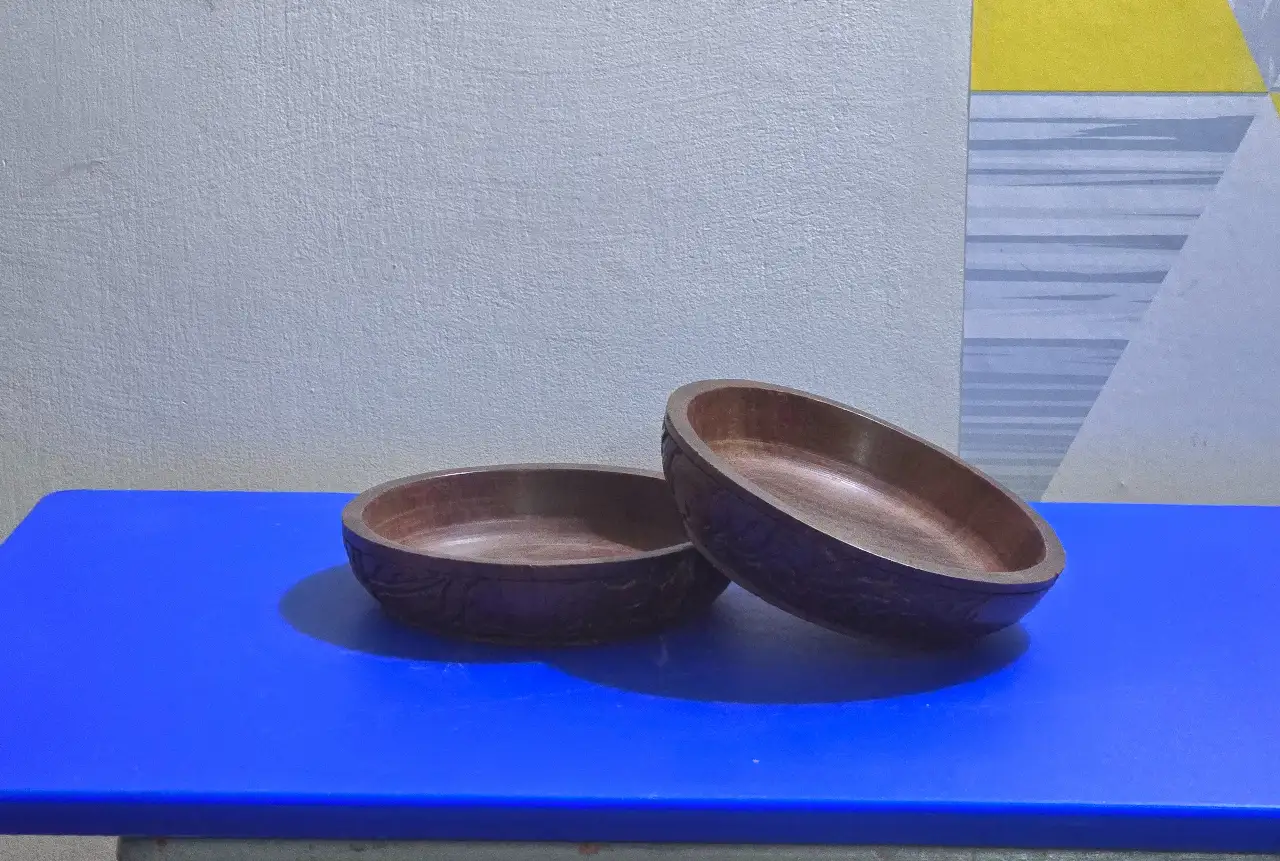 לוט שתי קערות עץ עם גילופים אפריקאיים 15 ס"מ קוטר
