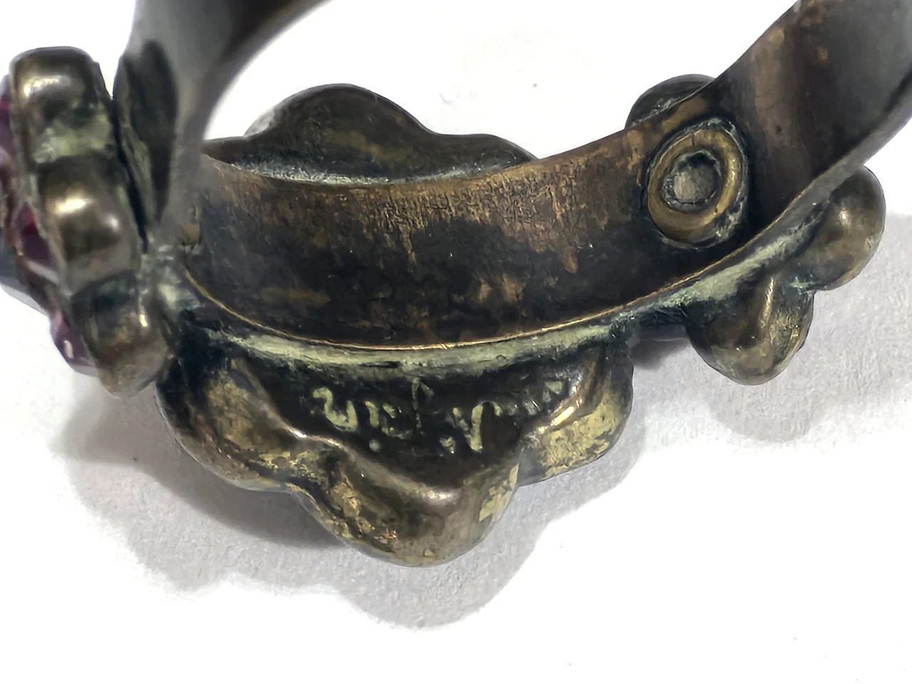 טבעת מהממת מתכווננת מבית מיכל נגרין חתומה אבני סברובסקי בצבע