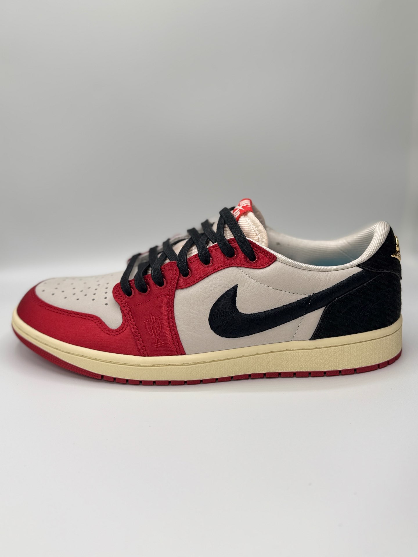 “Jordan 1 Retro Low OG “Trophy Room Away
