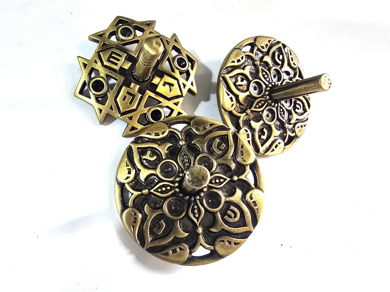 לוט של שלושה סביבונים ממתכת פליז