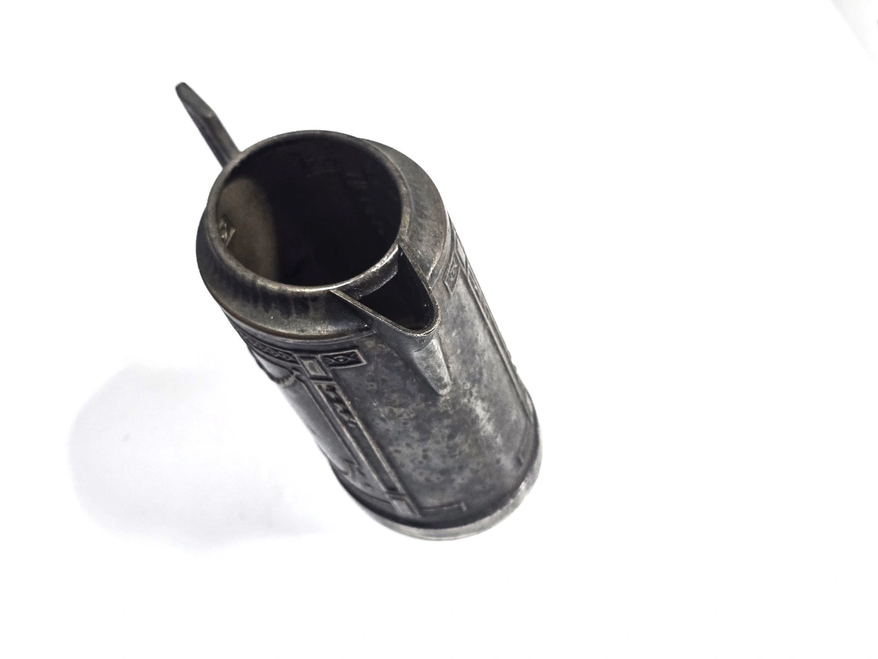 Creamer קנקן / כד חלב אירופאי עתיק, עשוי פיוטר מצופה כסף, עם תבליטים אופיניים לתקופת מאה 19   מצב שמור, עם פטינה טבעית.   גובה - 10.5 סמ   בסיס - 8X6 סמ