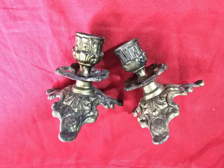 זוג פמוטי נחושת ירושלמים מקסימים מעוטרים צמחים חתומים ירושלים גובה: 9 ס"מ