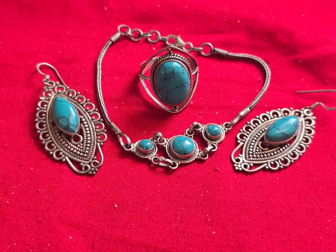 סט של צמיד כסף 925 חתום אם שלושה אבני תורכיז וטבעת כסף 925 חתום ובנוסף זו עגילים מממים מידת הטבעת 8.5