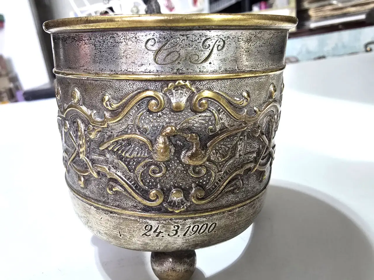 מחזיק תה בודד מעוצב היטב, עם חריטה משנת - 1900. ניצב על 4 רגלים. עם ראשי תיבות. פריט יחודי.