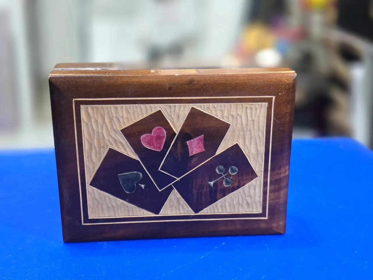 קופסת עץ מהודרת למשחק הקלפים