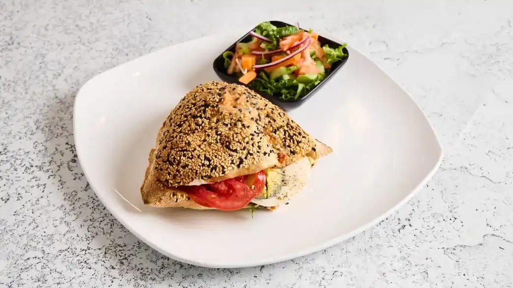 סמבוסק עם מילוי לבחירה סלט אישי ושתייה 