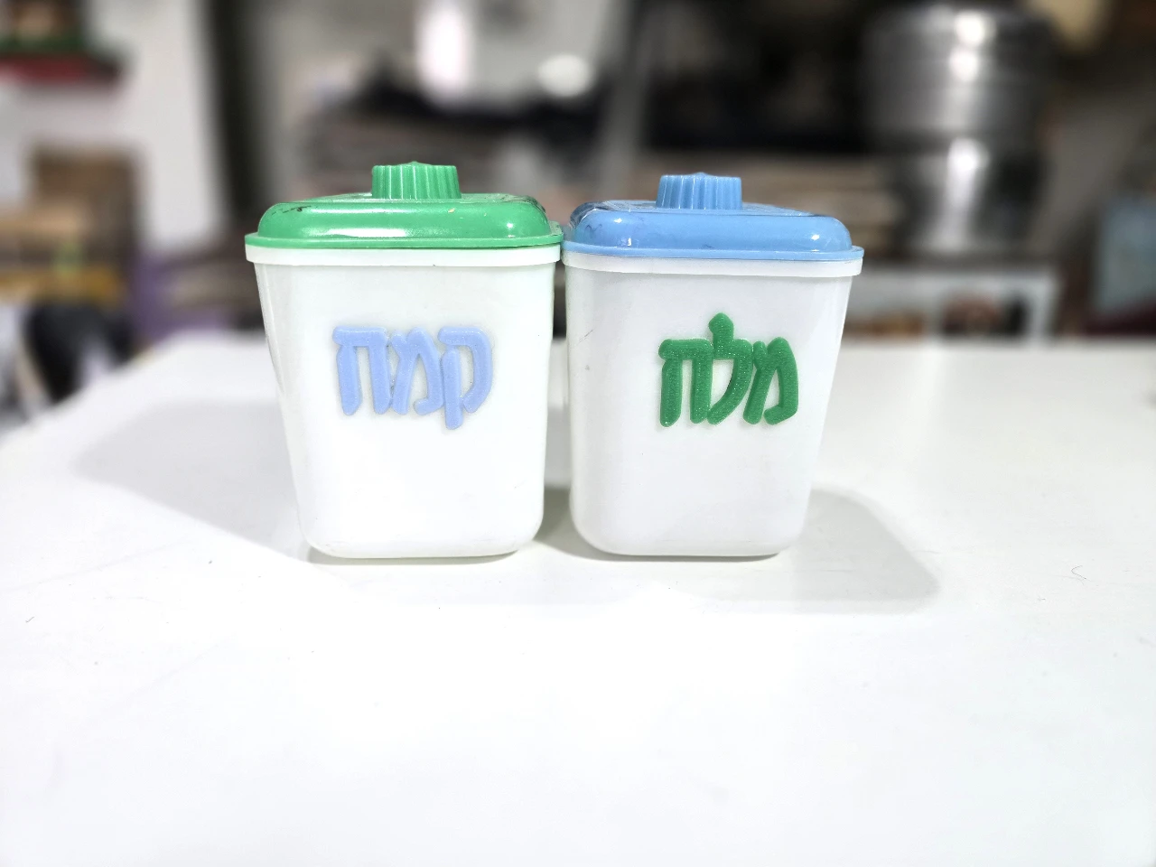 זוג כלים וינט'ג מלח וקמח עשוים פלסטיק פגם מצולם למכסה הירוק- לא נראה חיצונית. 6-13 ס''מ