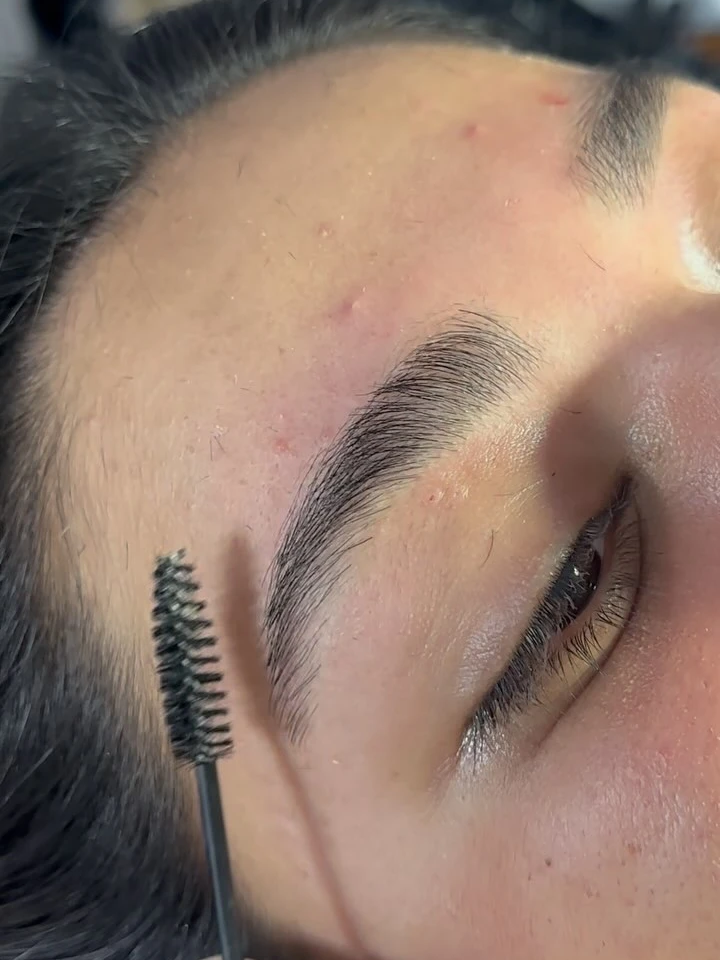 עיצוב גבות טבעיות ושפם