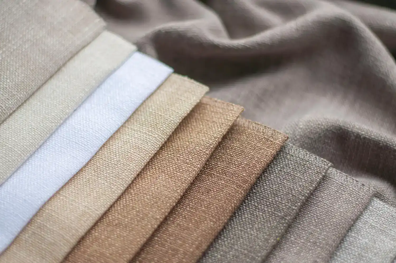 איך לבחור בד מתאים לפרויקט תפירה?