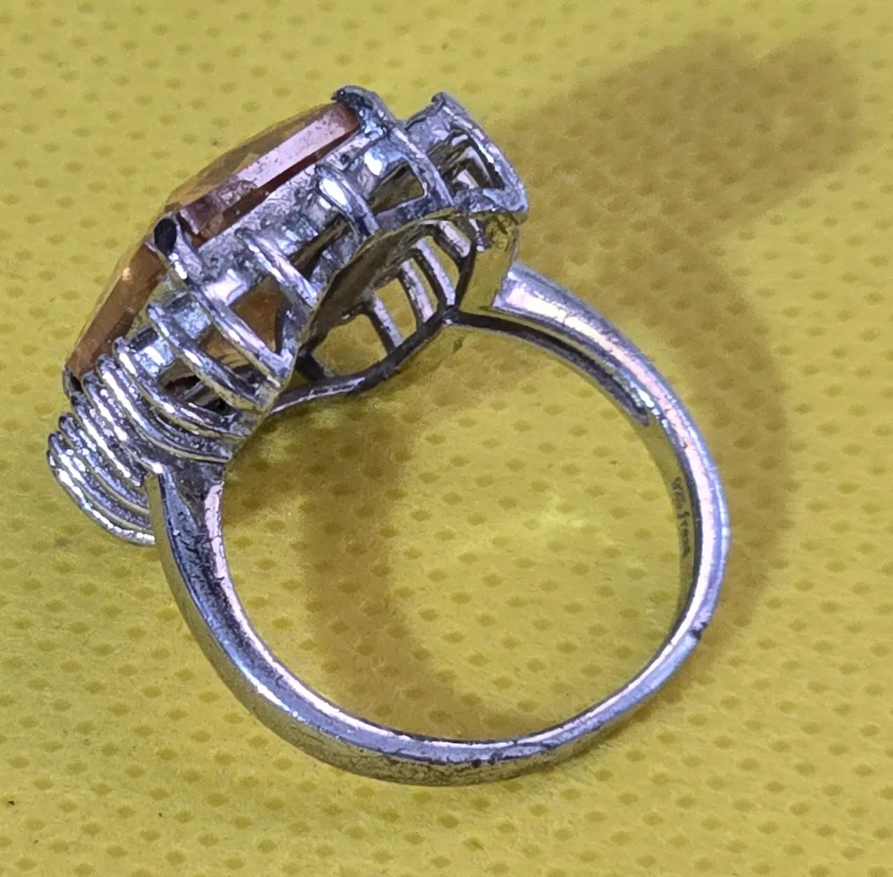 טבעת כסף מרהיבה, משובצת אבן סיטרין כתומה ומסביבה זירקונים.אבני סברוןבסקי חתומה 925. משקל כולל: 8.42 גרם. מידת הטבעת: 7.