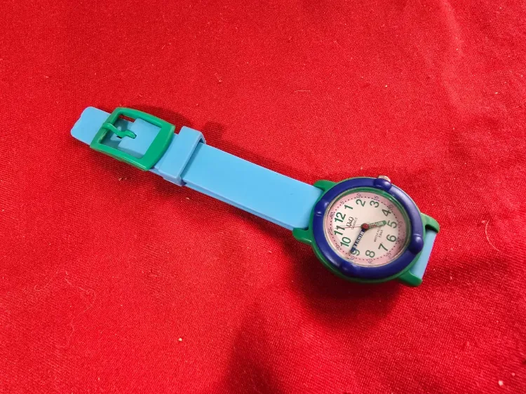 שעון ילדים Q&Q  WATER RESISTANT צריך סוללה השעון נמכר ללא אחריות  AS IS  כל השעונים  מקוריים מחנות ולא היו בשימוש רוב השעונים עם כיסוי פלסטיק מגן